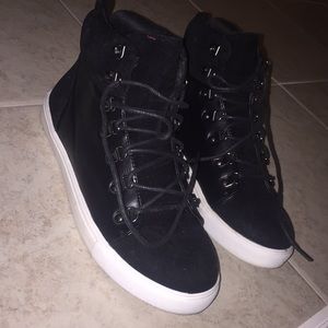 Black comfy casual shoe